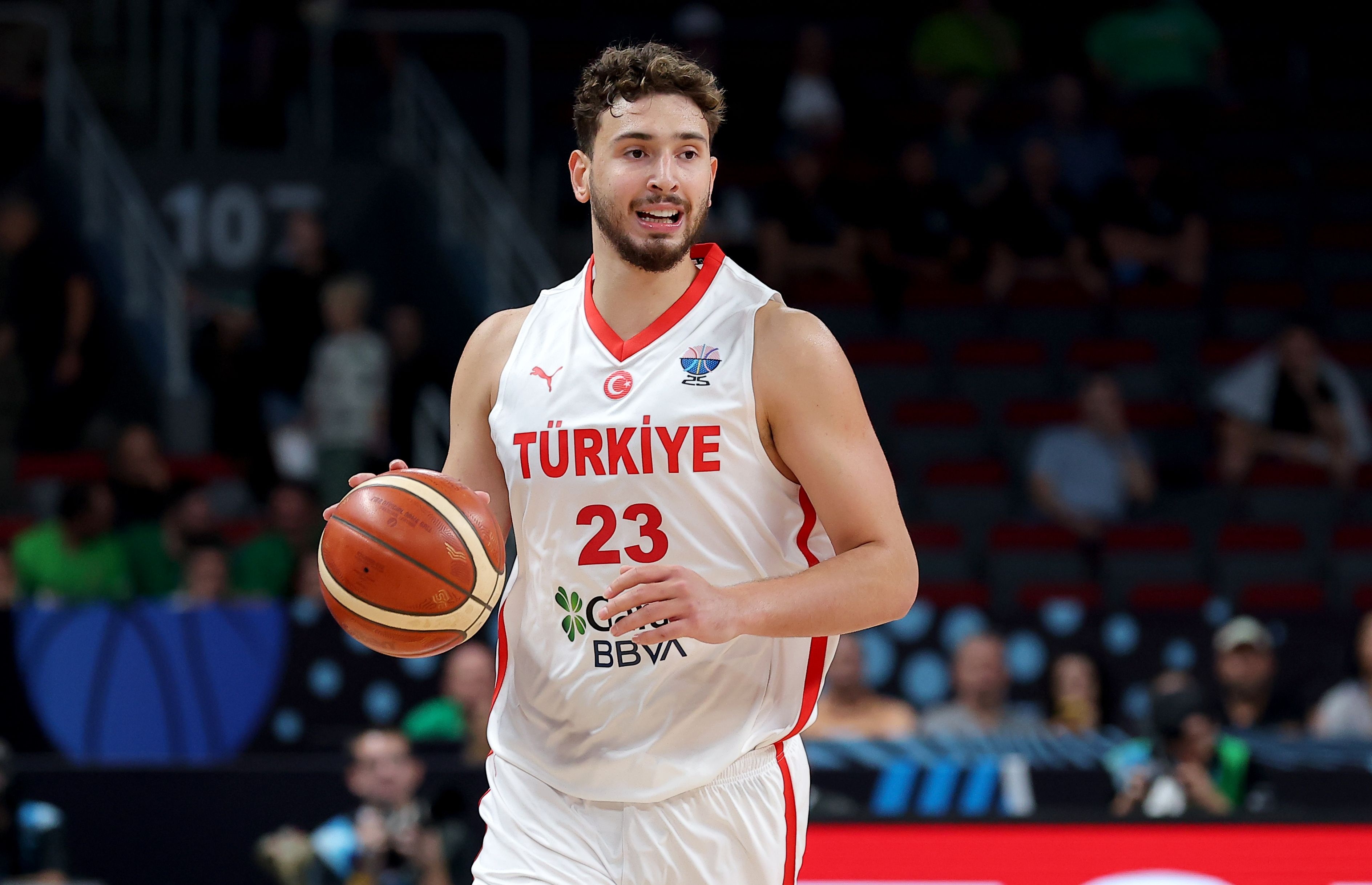 体育平台-斯通盛赞申京表现统治级：体型出色比赛投入，全队倍感振奋